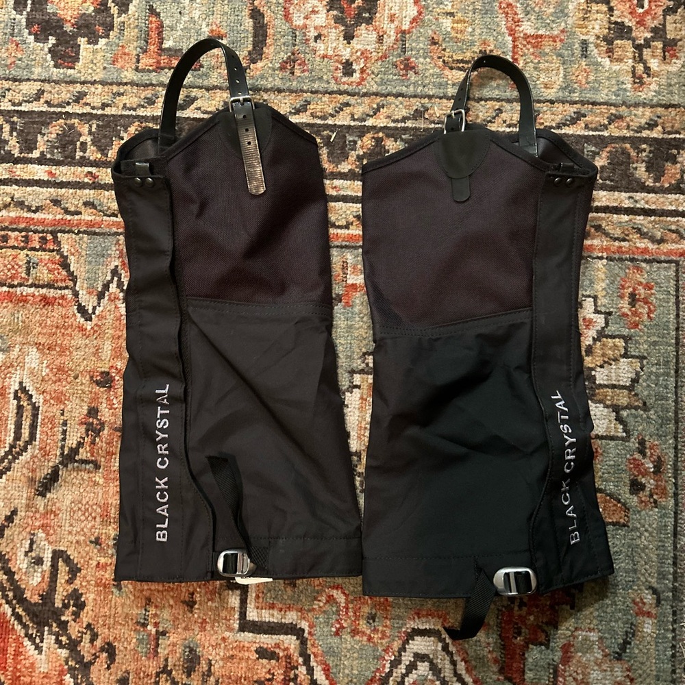 Black crystal snow gaiters